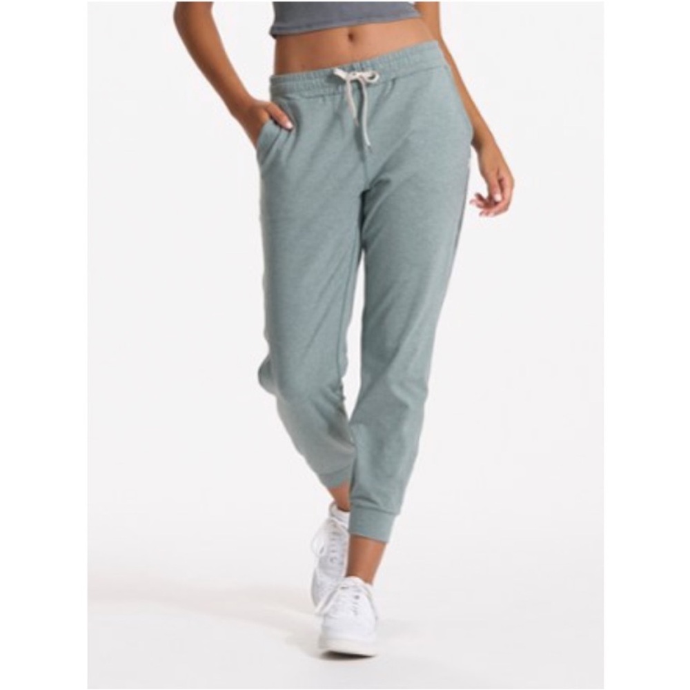 Vuori performance jogger in pistachio, size medium